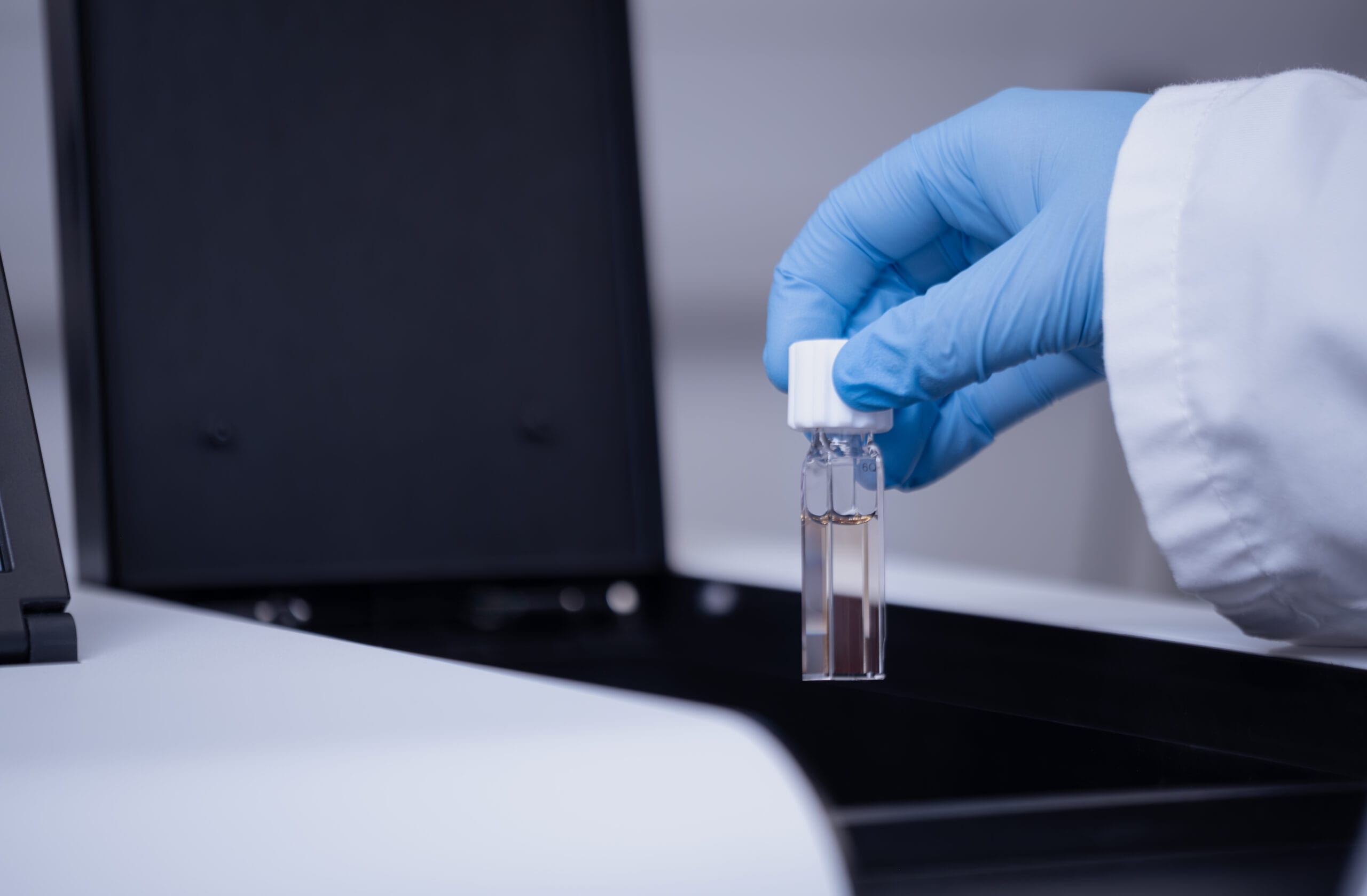 Image of a standard 10 mm cuvette used for spectral measurements.